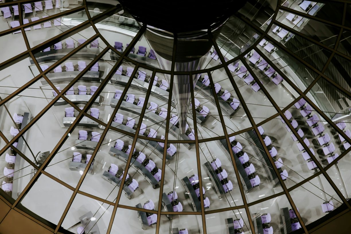 claudio-schwarz-wDGQ8dP14eM-unsplash-kl Bundestagsabgeordnete beraten